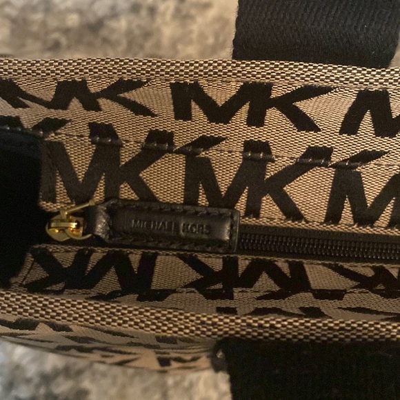 Michael Kors Travel Bag MK - Picture 4 of 7